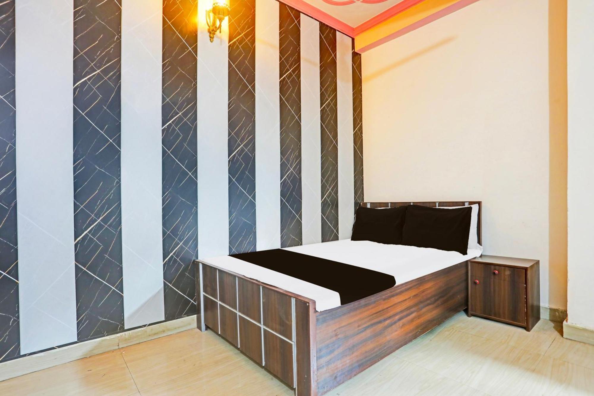Hotel O Arvi Guest House Varanasi Exterior foto